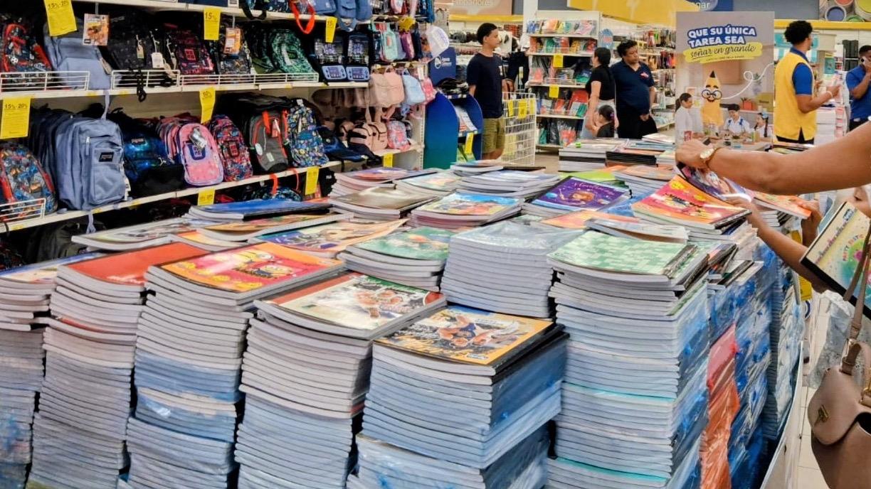 Padres abarrotan comercios de Puerto Plata en busca de uniformes y útiles escolares