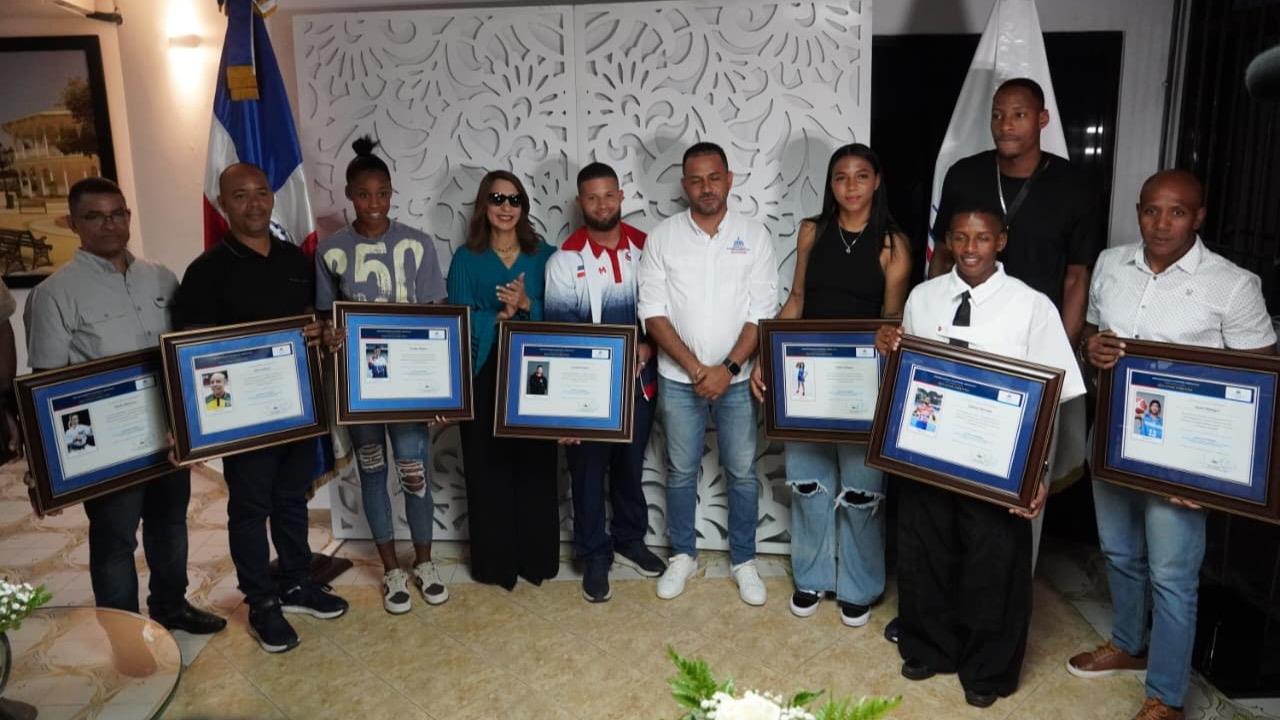 Reconocen a entrenador y atletas medallistas de Puerto Plata en los Juegos Centroamericanos y del Caribe SD2026