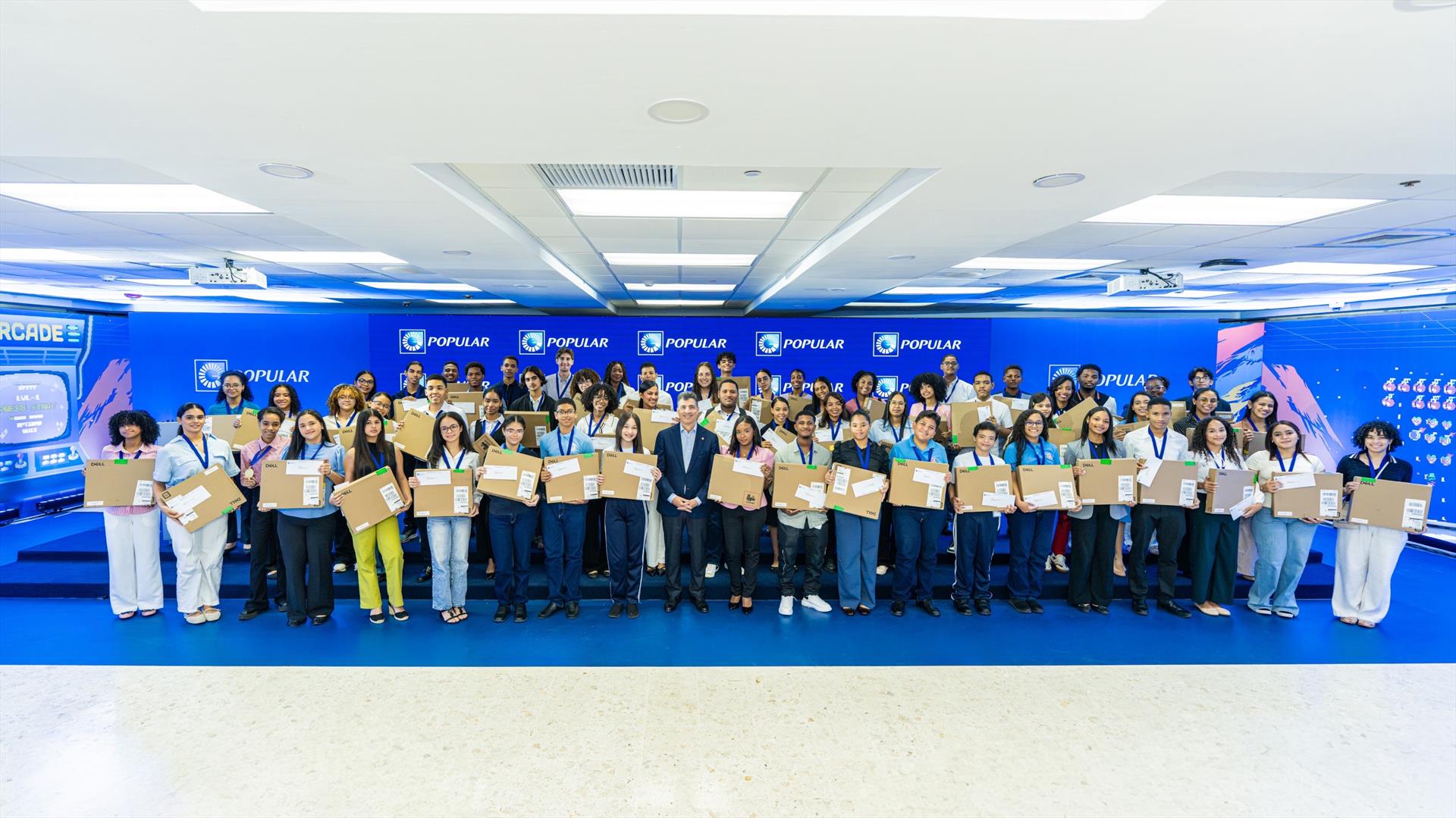 Banco Popular otorga becas a 61 estudiantes meritorios de escasos recursos