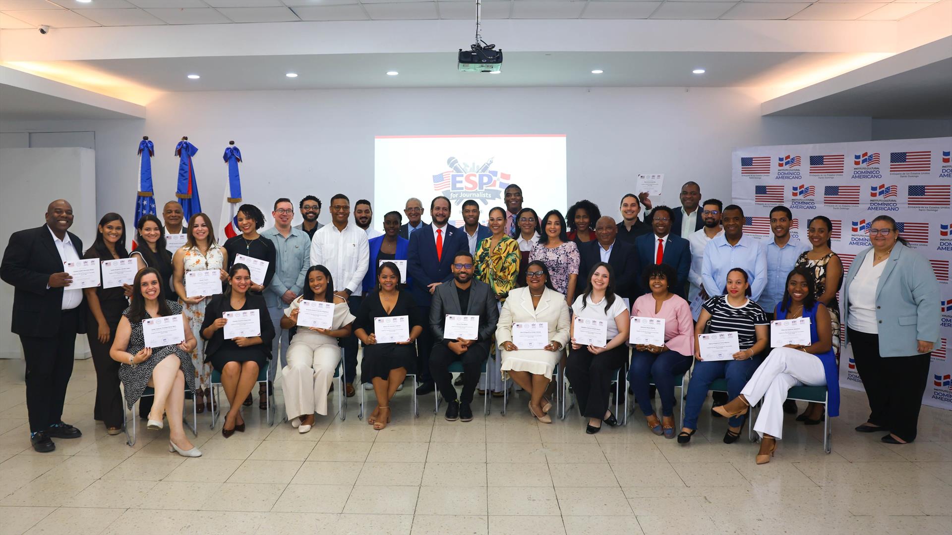 El Domínico Americano y la Embajada de Estados Unidos celebran la graduación de más de 45 periodistas
