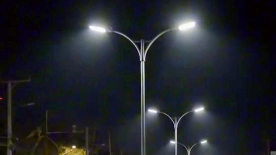 Autoridades edilicias instalan nuevo sistema de iluminación en avenida de Puerto Plata