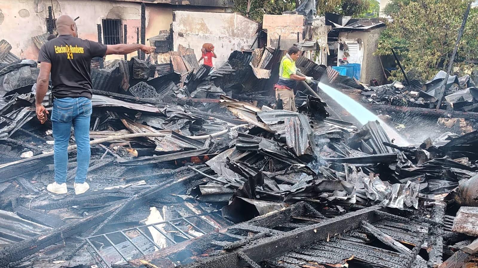 Incendio reduce a cenizas tres viviendas en populoso sector de Puerto Plata
