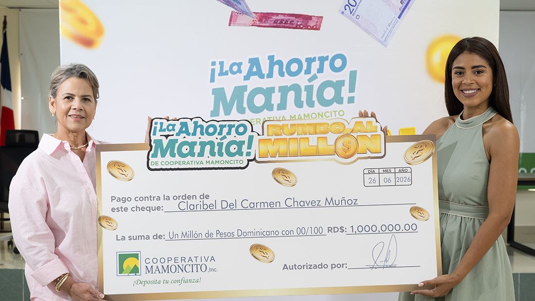 Cooperativa Mamoncito entrega RD$1 millón a la ganadora de la promoción “La Ahorromanía”