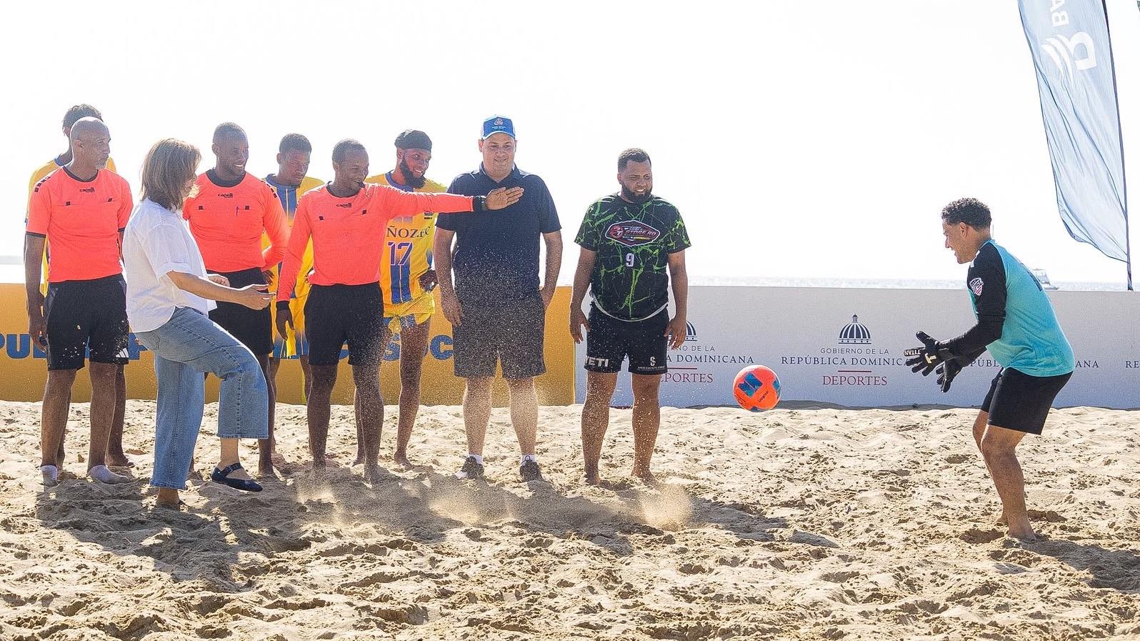 Birgitt Heinsen realiza el saque de honor en el Puerto Plata Beach Soccer Cup 2026