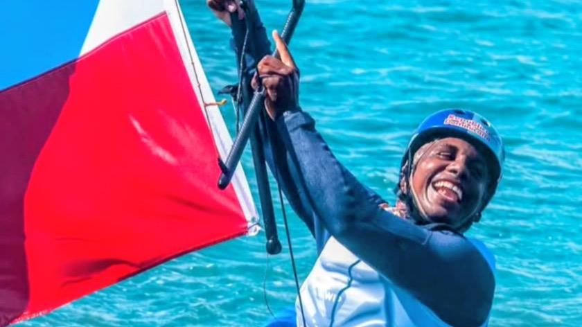 Puertoplateño Deury Corniel conquista oro en Kite Surf de los JCC Santo Domingo 2026