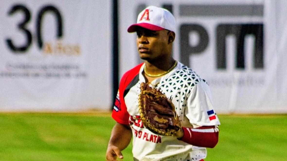Joven receptor puertoplateño es firmado por los Rangers de Texas