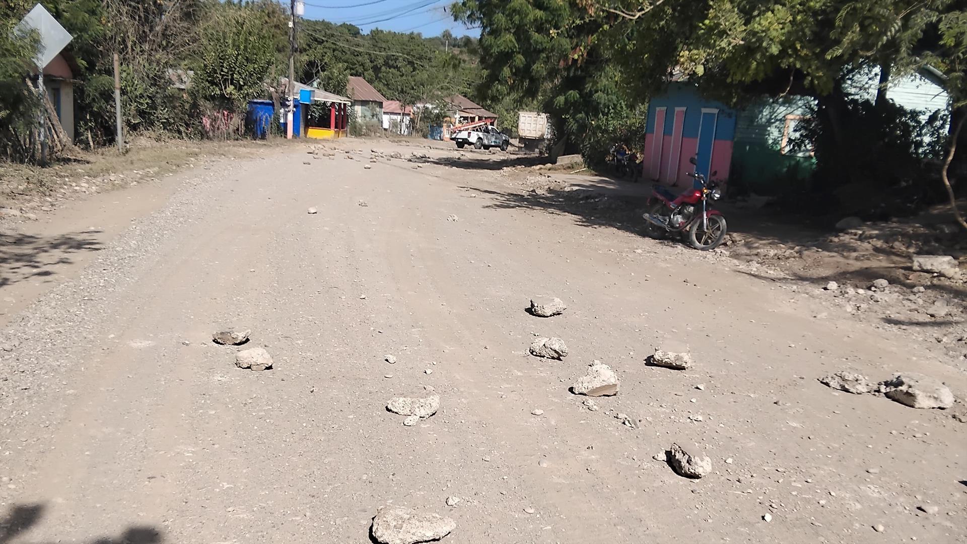 Protestan en El Estrecho, Luperón, por lentitud en trabajos de carretera