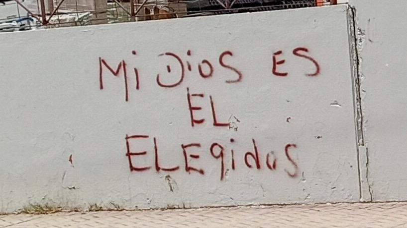 Denuncian pintadas de cruces y mensajes religiosos en distintos puntos de Puerto Plata