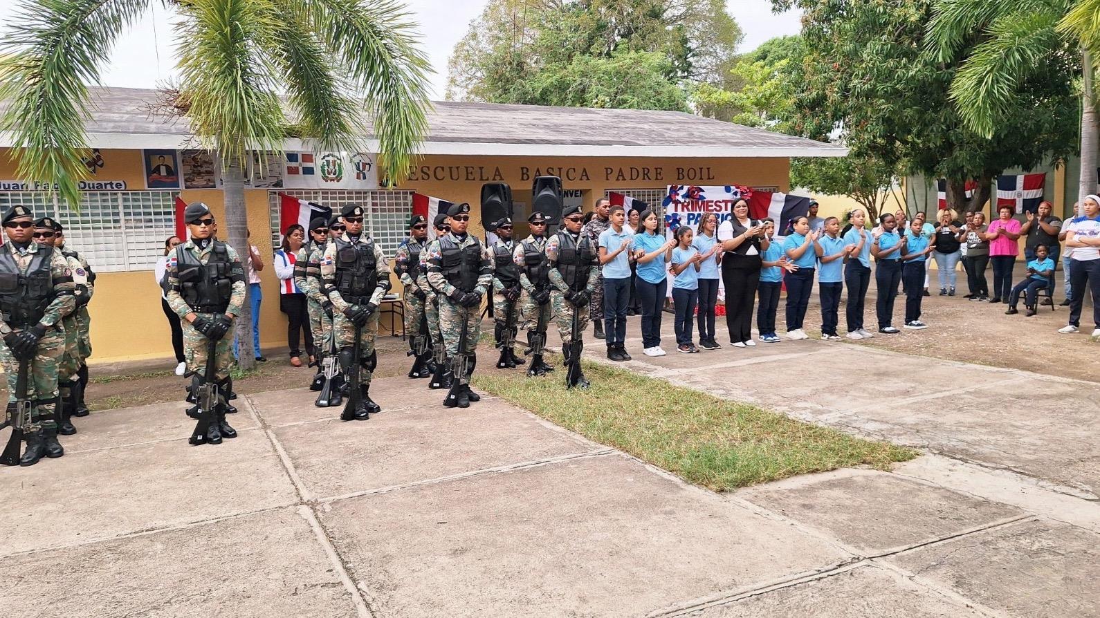 Enhiestan bandera nacional en acto patriótico realizado en la escuela Padre Boíl de Villa Isabela