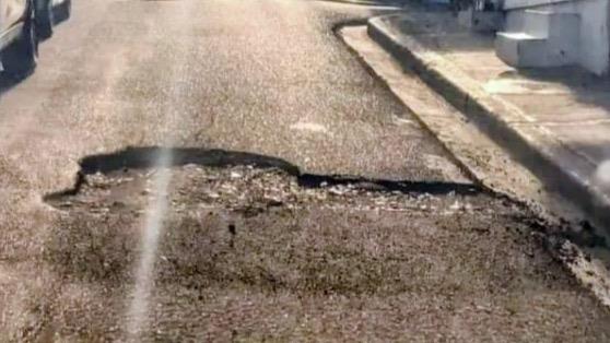 Conductores denuncian zanja que obstaculiza el tránsito en el Centro Histórico