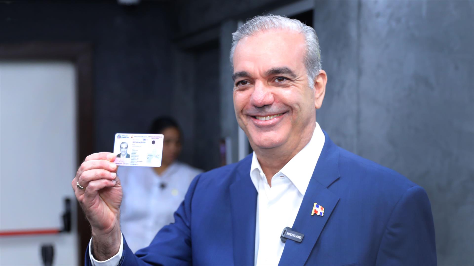 JCE entrega primera nueva cédula de identidad y electoral al presidente y la primera dama