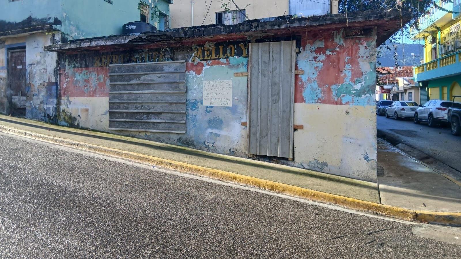 Limpian propiedades abandonadas en calles Imbert y Antera Mota