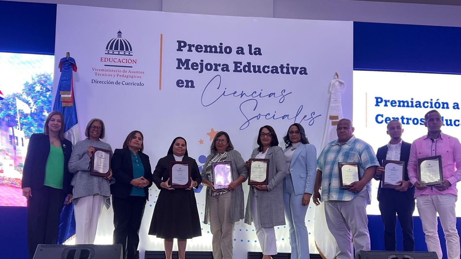 Premian a tres centros del Distrito Educativo 11-02 de Puerto Plata por buena enseñanza en Ciencias Sociales
