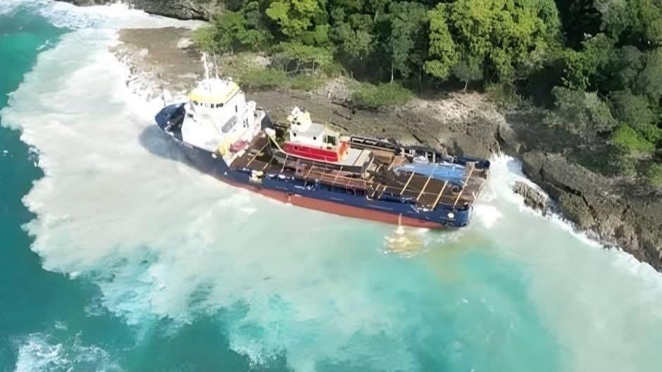 Encalla barco que transporta mercancías a islas del Caribe en la bahía de Luperón