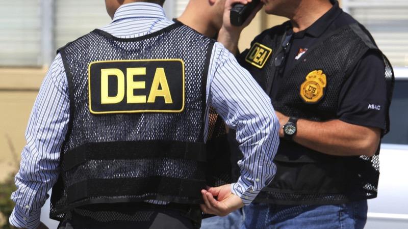 Supervisor de la DEA fue arrestado en investigación por abuso del programa de visas para informantes