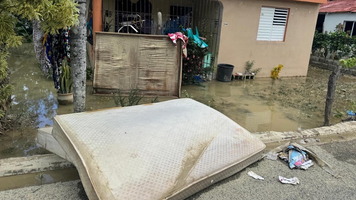 Autoridades levantan daños causados por inundaciones en Sabaneta de Yásica y evalúan condiciones del río