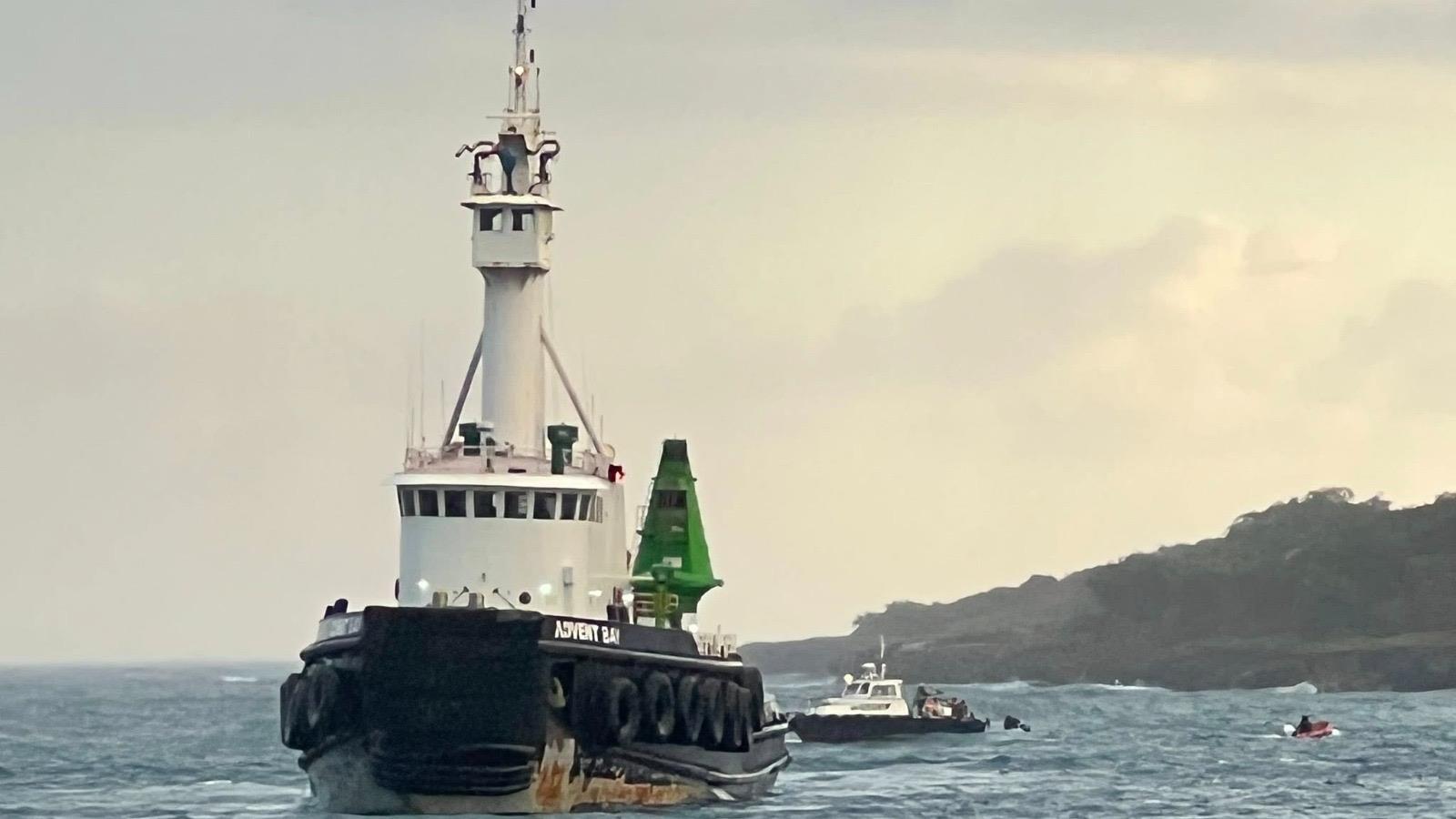 Desencallan remolcador “ENE VISION” en la Bahía de Gracia, en Luperón