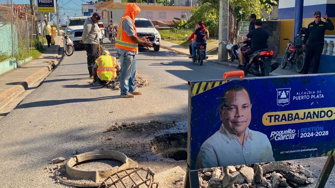 Cabildo arregla perímetro de calle de acceso a varios sectores de la zona Sur en San Felipe de Puerto Plata