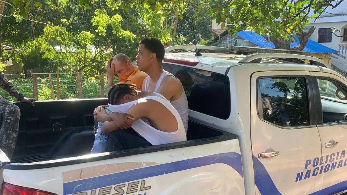 Entregan a patrulla policial tres sujetos sorprendidos cuando intentaban robar en una residencia de Imbert