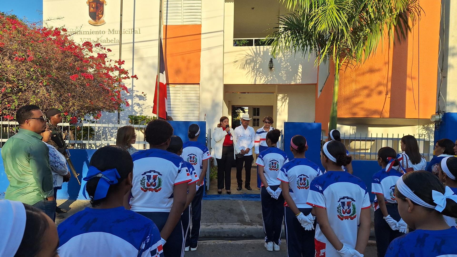 Realizan parada cívica con izada de la Bandera Nacional en Ayuntamiento Municipal de Villa Isabela