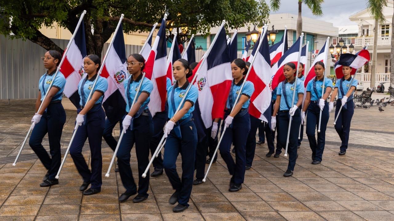 Estudiantes exaltan los valores patrios con acto cívico en el Parque Central de Puerto Plata