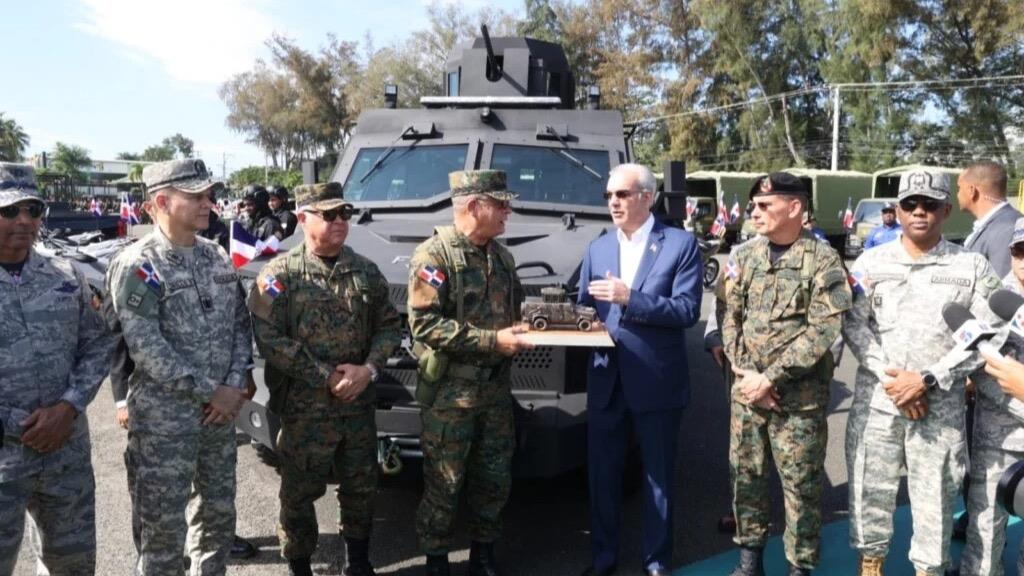 Presidente Luis Abinader entregó nuevos armamentos y vehículos blindados a las FF. AA. para fortalecer la seguridad nacional de RD