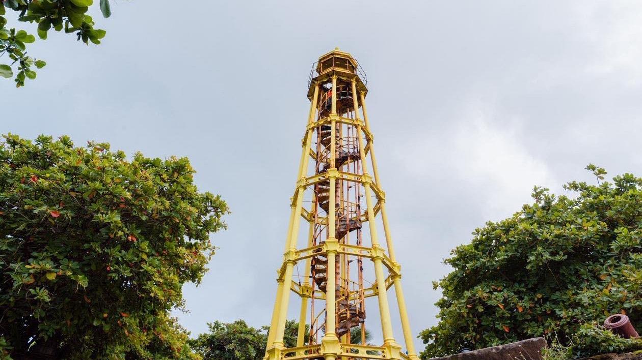 Inician trabajos de remozamiento del faro metálico de La Puntilla del malecón de Puerto Plata