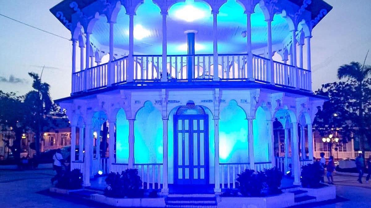 Encienden con luces azules la glorieta victoriana del Parque Central de Puerto Plata por el Día Mundial contra la Trata de Personas