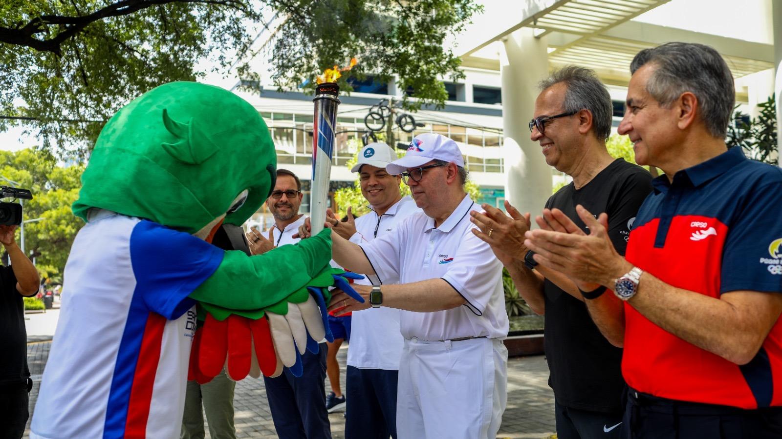 Directivos de CRESO reciben la Antorcha de los Juegos Centroamericanos y del Caribe Santo Domingo 2026