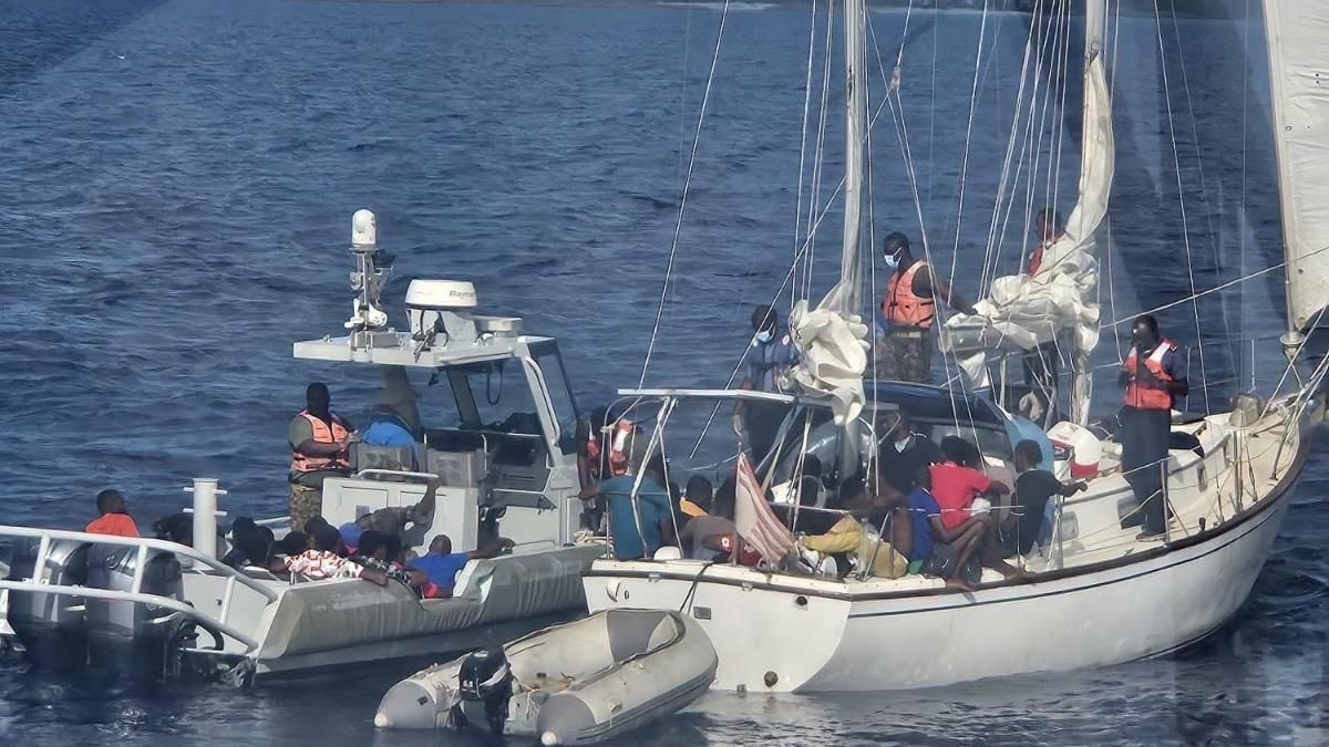 Autoridades de Bahamas interceptan velero con 54 migrantes haitianos y ocupan varios paquetes de drogas