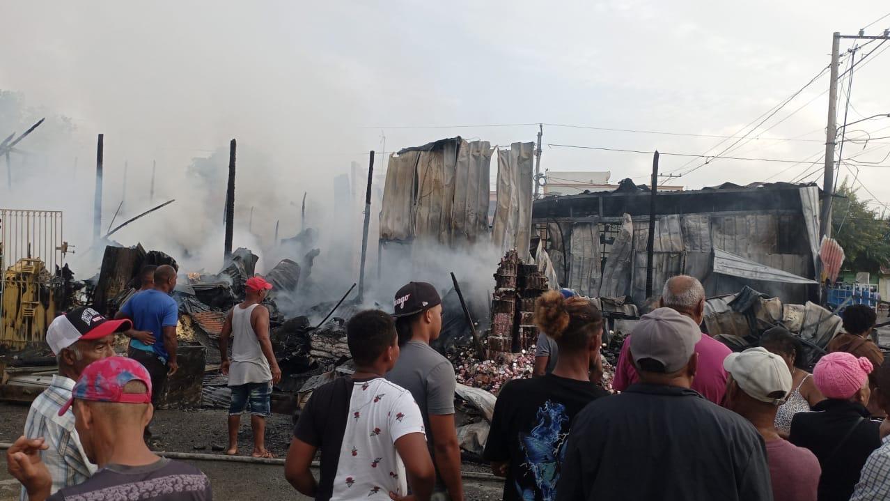 Incendio destruye varios negocios en Imbert
