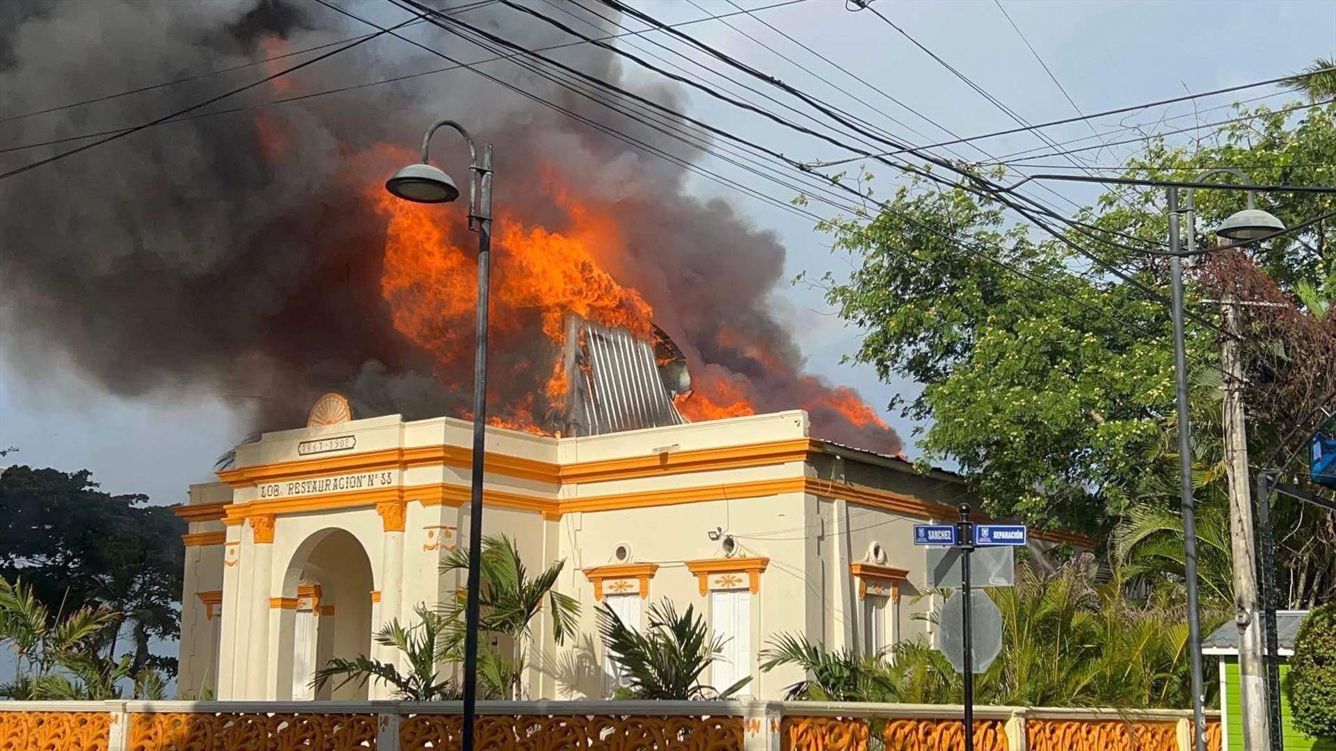 Incendio afecta la Logia Restauración No. 11 en el Centro Histórico de Puerto Plata