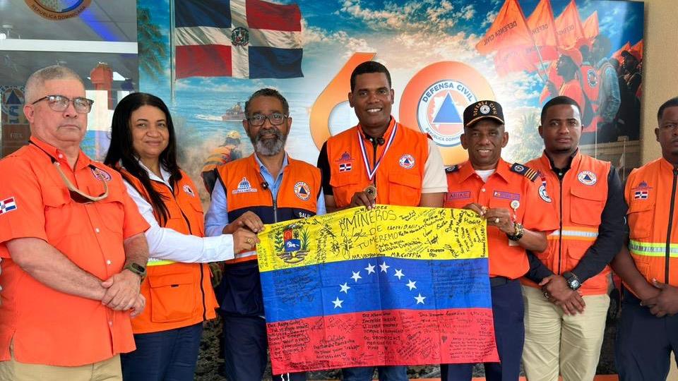 Defensa Civil reconoce labor de rescatista que participó en misión humanitaria en Venezuela