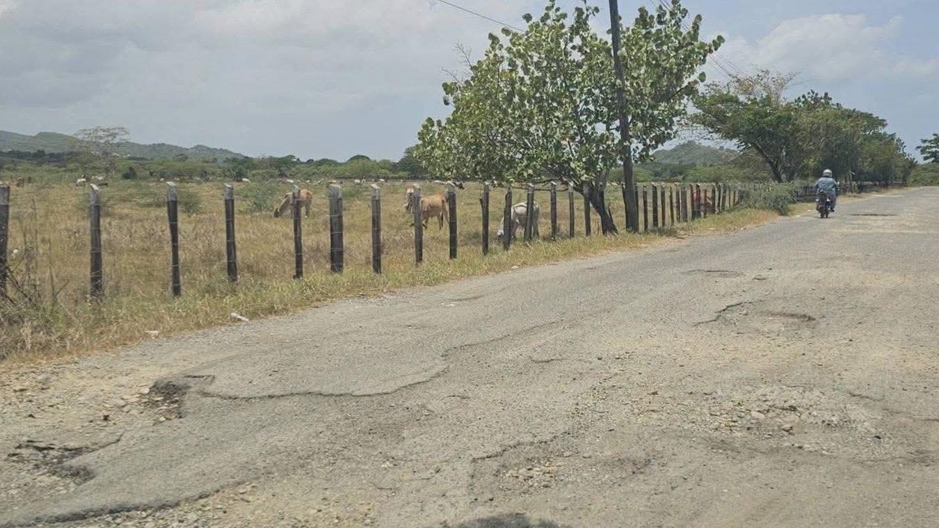 Continúan exigiendo a las autoridades la reparación urgente de la carretera El Estrecho–Villa Isabela