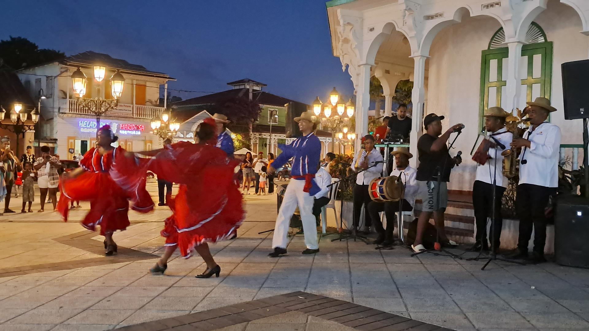 Artesanos de Puerto Plata realizan feria de verano en la Plaza Independencia