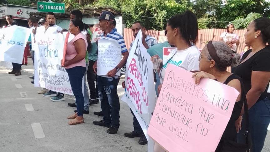 Protestan en Puerto Plata para exigir el asfaltado de carretera que une varias comunidades rurales