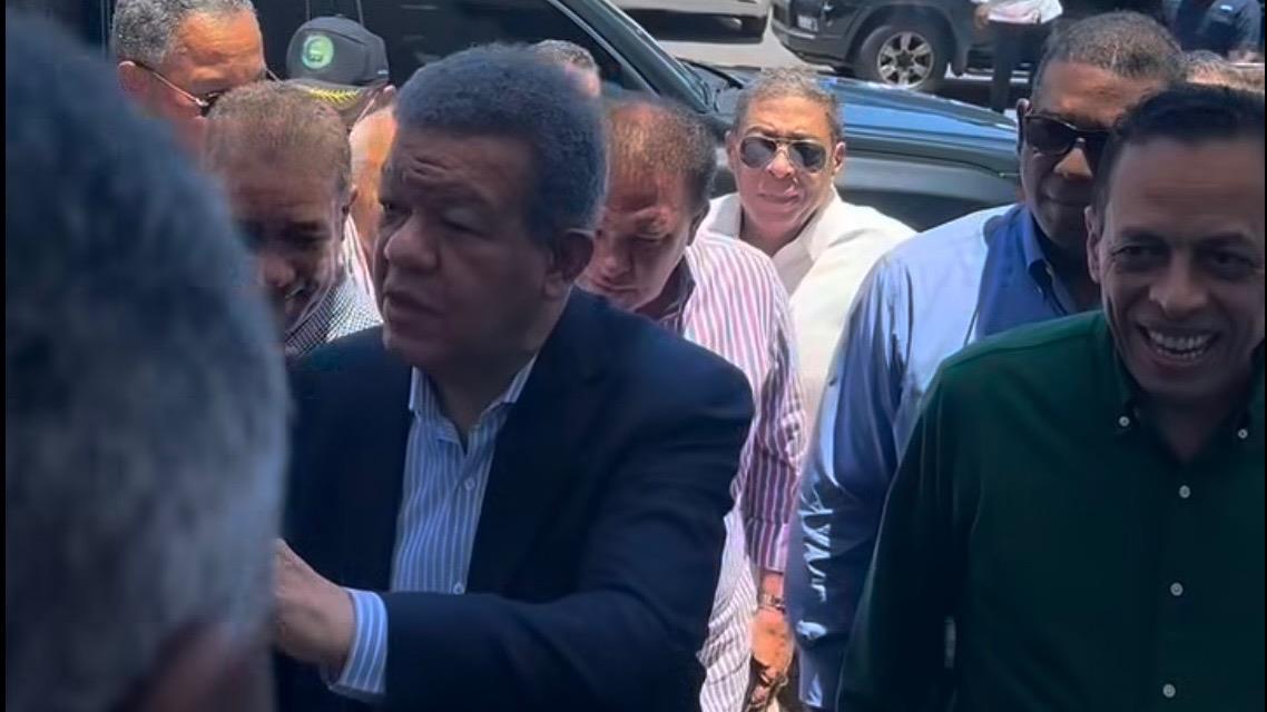 Leonel Fernández llega a Puerto Plata para juramentar nuevos miembros de la Fuerza del Pueblo; David Cabrera destaca compromiso del Sector Externo