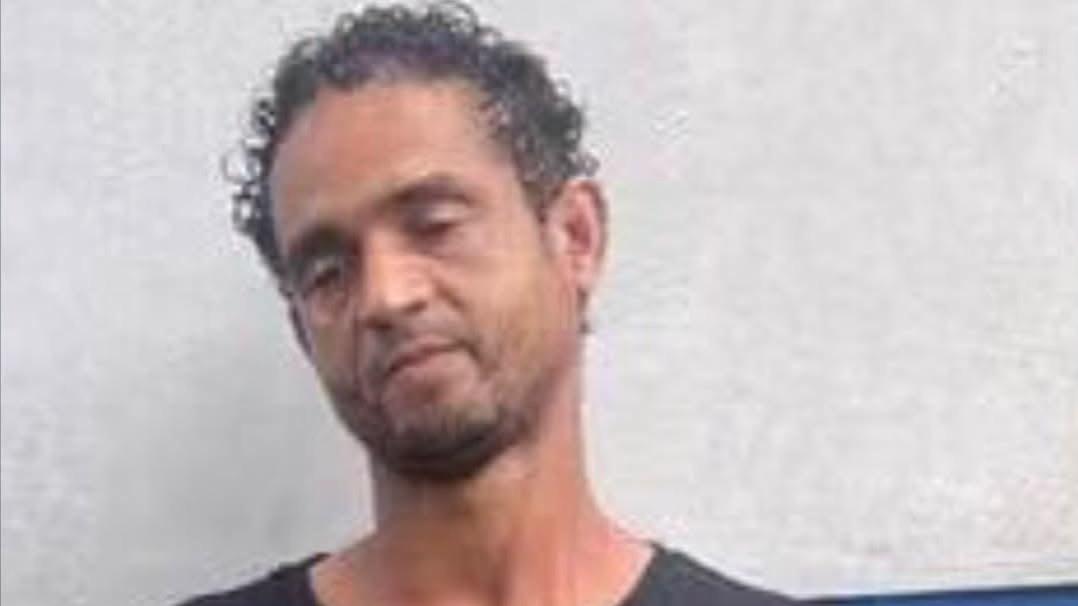 Policía Nacional apresa sujeto acusado de robo en Montellano; saquean puesto de frutas en Imbert