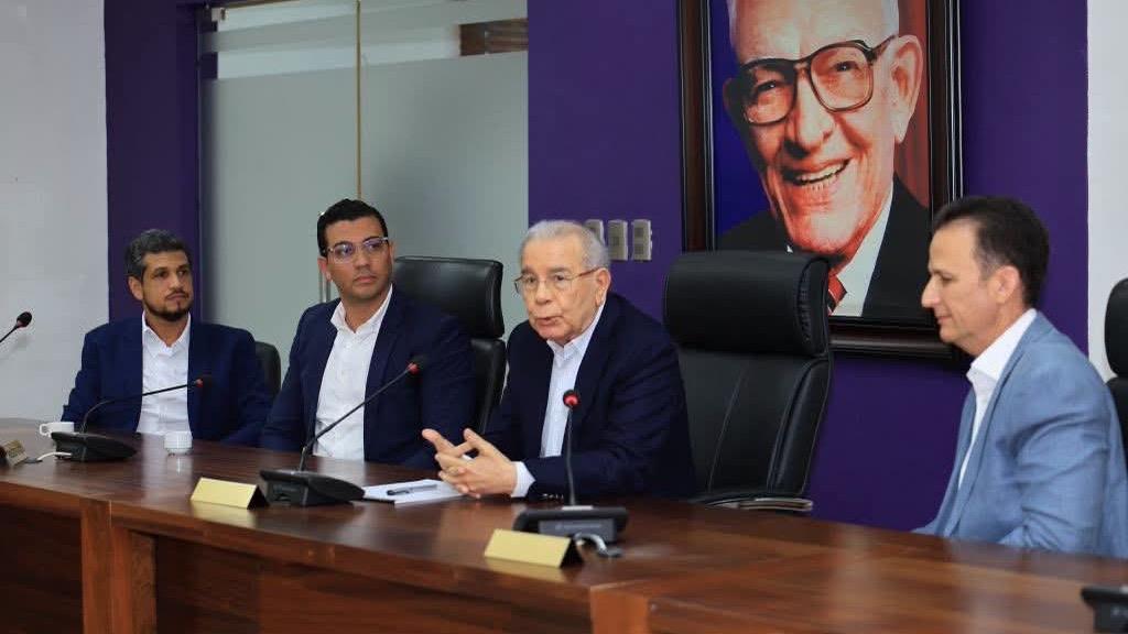 Dirigentes peledeístas de Puerto Plata se reúnen con Danilo Medina en Santo Domingo y realizan actividades en sectores