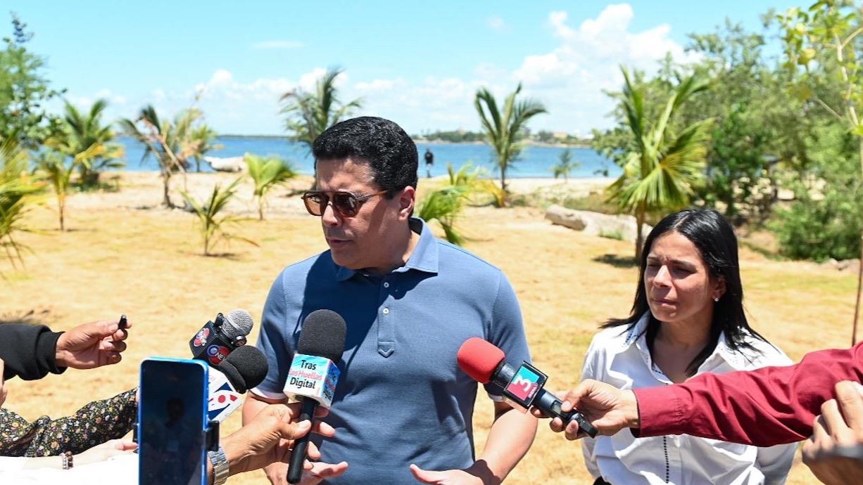 David Collado supervisa intervención de la playa El Faro, en San Pedro de Macorís