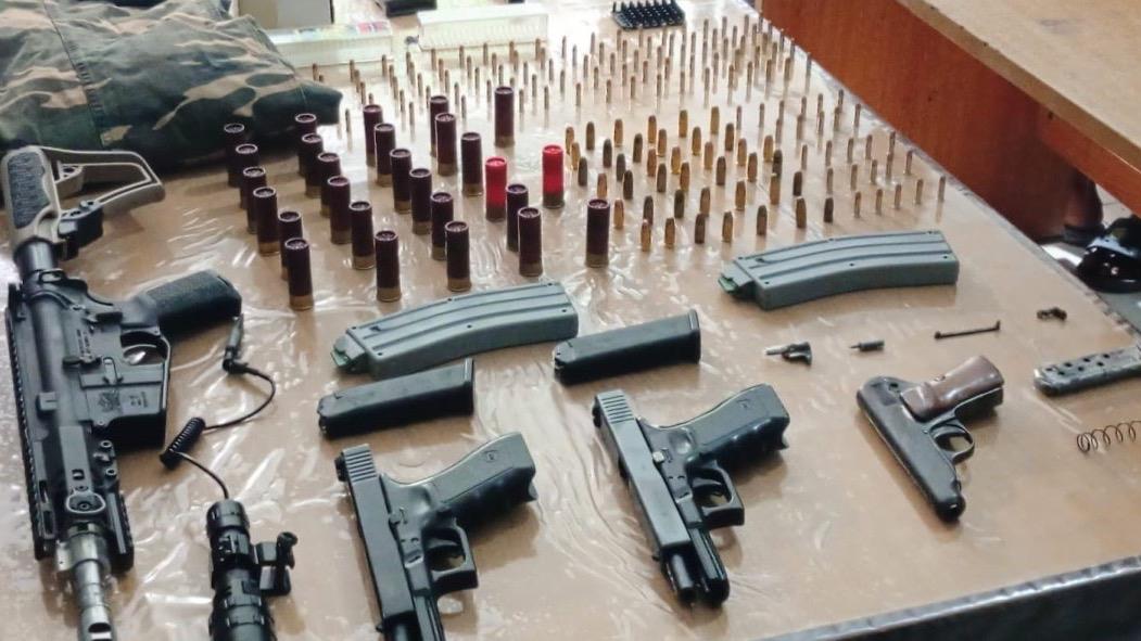 Apresan a siete personas tras la incautación de un fusil M-16 y otras armas en la zona costera de Barahona