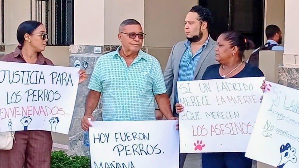 Realizan vigilia frente al Palacio de Justicia de Puerto Plata en protesta por envenenamiento masivo de perros
