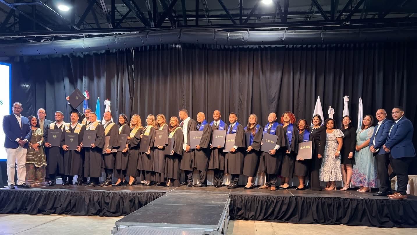 Realizan graduación de médicos residentes de la promoción 2025-2026 del Hospital Ricardo Limardo