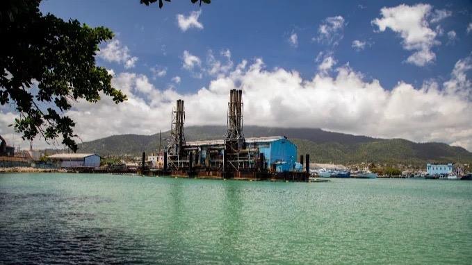 Sacan la última barcaza eléctrica de la bahía de Puerto Plata tras tres décadas de generación y contaminación ambiental