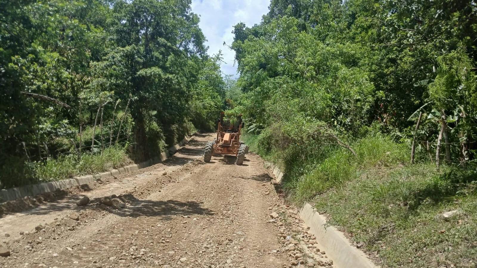 Alcaldía de Imbert realiza operativos de rehabilitación de caminos vecinales en varias comunidades rurales