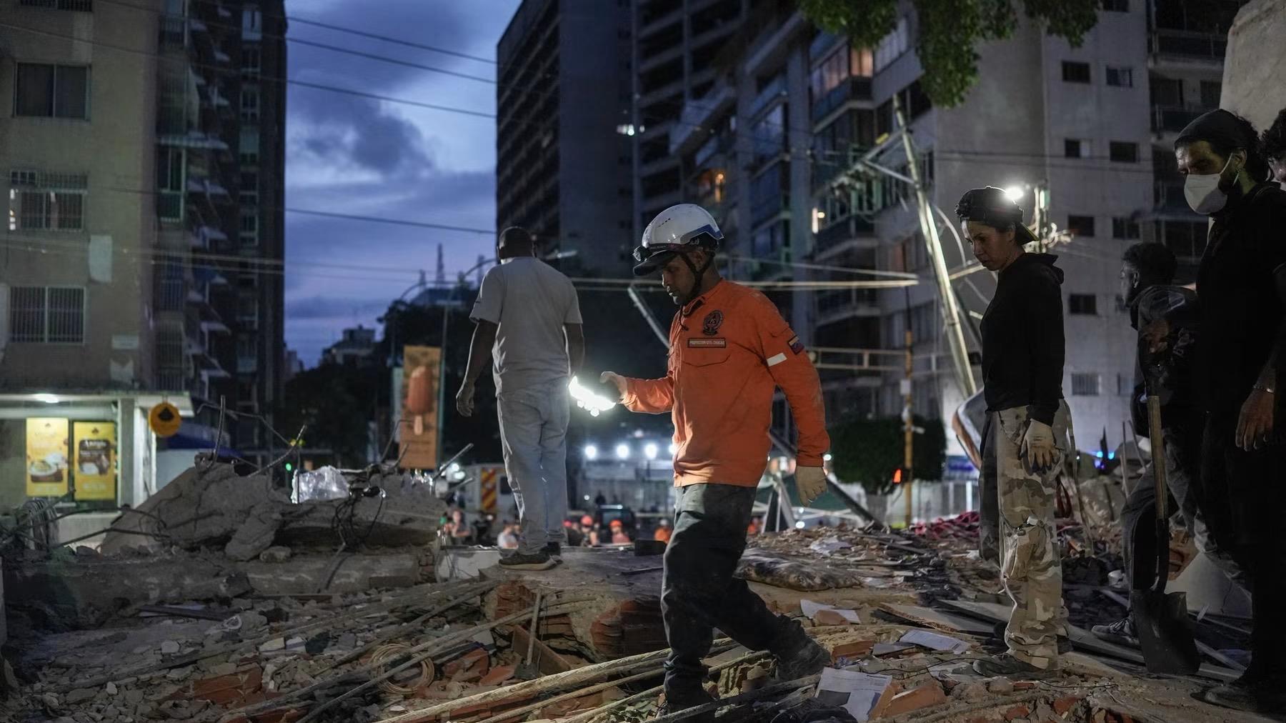 Sube a 920 la cifra de muertos por los terremotos en Venezuela