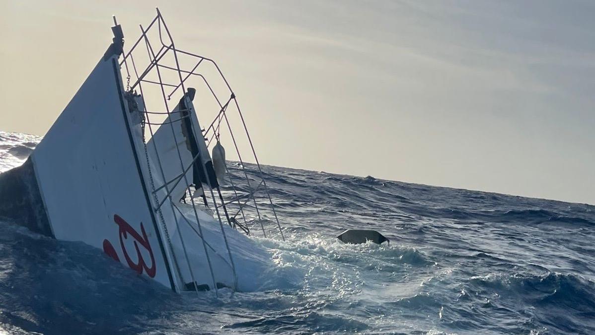 Armada Dominicana rescata a dos personas frente a costas de Puerto Plata tras naufragar embarcación procedente de Islas Turcas y Caicos