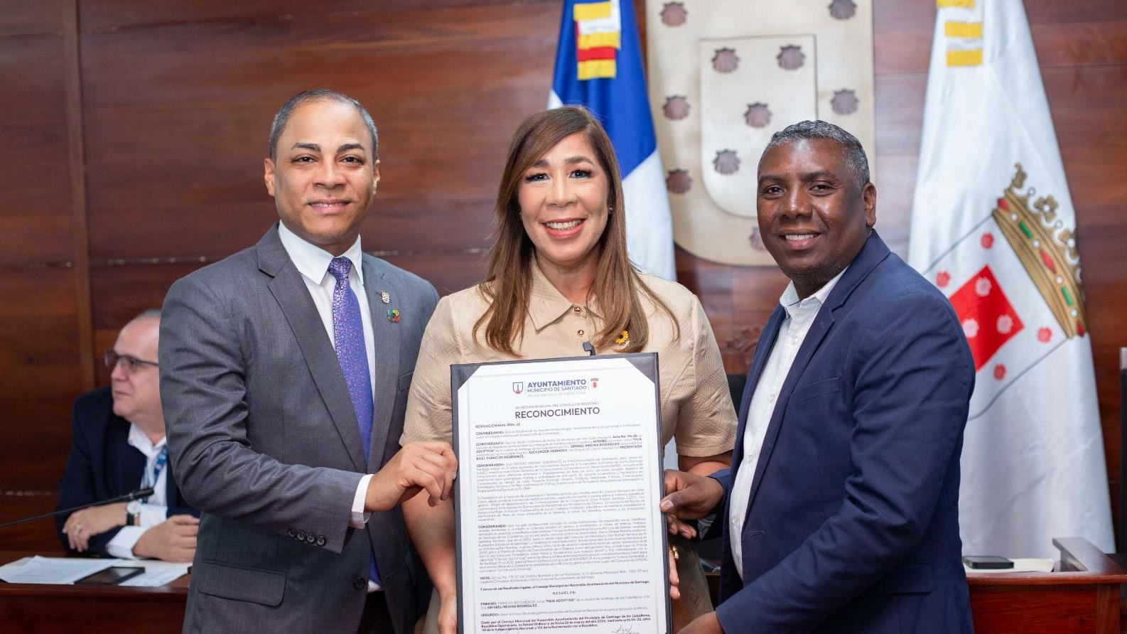 Ayuntamiento de Santiago declara a la periodista Grisbel Medina como Hija Adoptiva del municipio