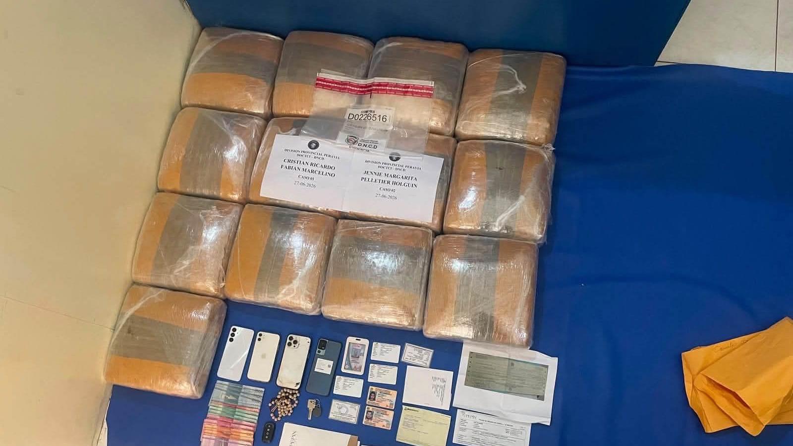 Autoridades incautan 13 pacas de marihuana ocultas en vehículo y arrestan a dos personas