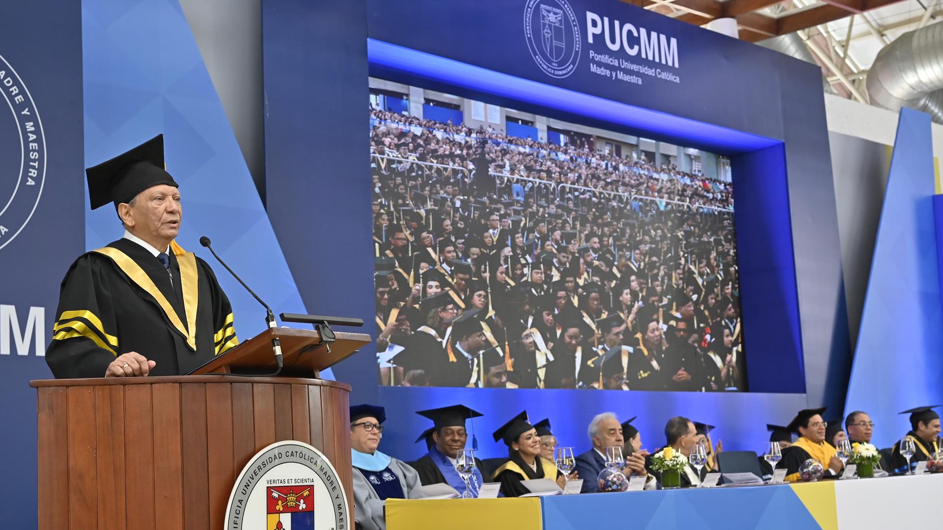 Doctor Leonardo Aguilera exhorta a 1,149 graduados de la PUCMM a ser visionarios y valorar la ética